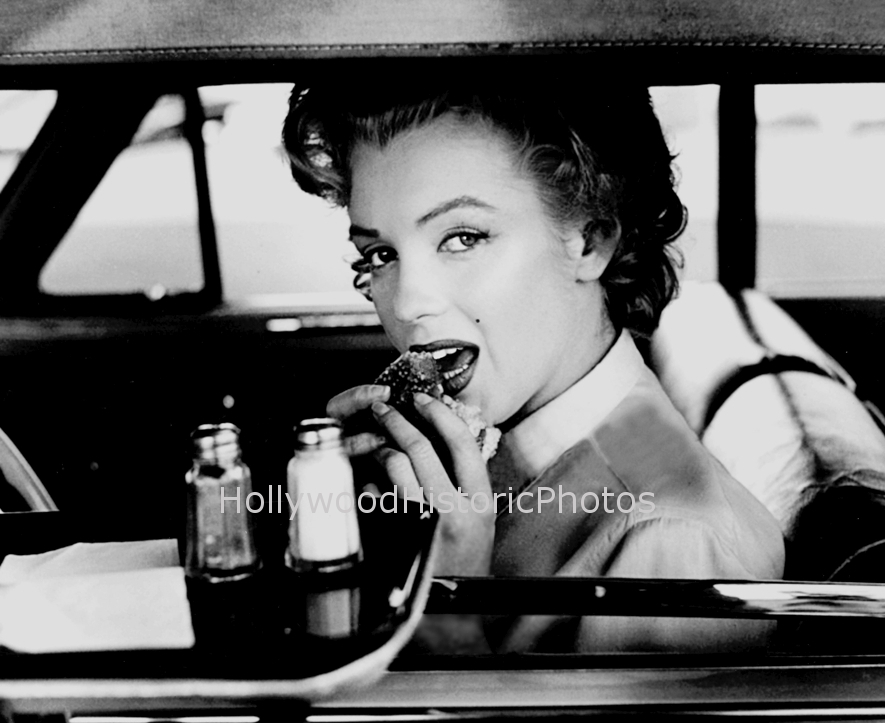 Marilyn Monroe 1952 eating a hamburger at Tiny Naylors Drive In in Hollywood.jpg
